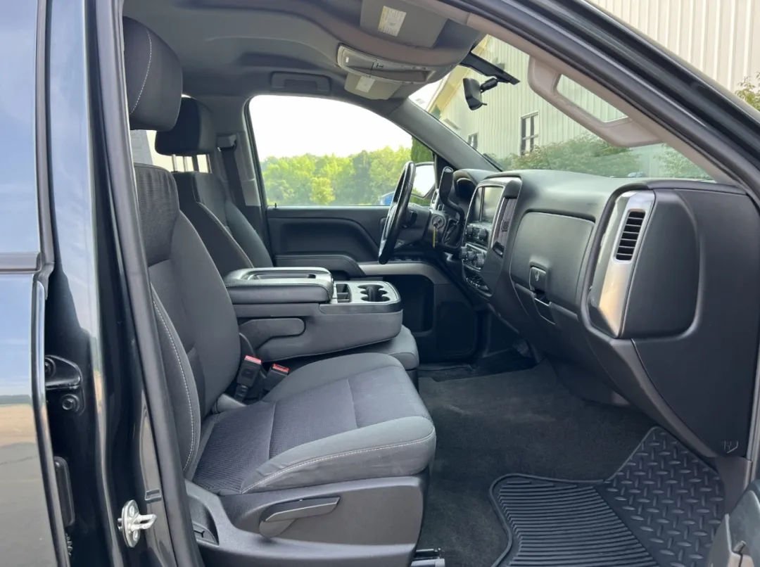 2018 Chevrolet Silverado 1500 - 3GCUKREC6JG295475 - Image #17
