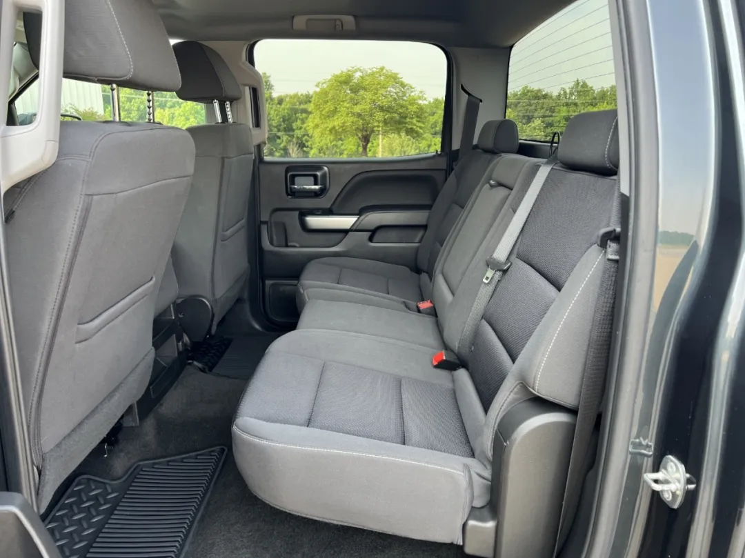2018 Chevrolet Silverado 1500 - 3GCUKREC6JG295475 - Image #18
