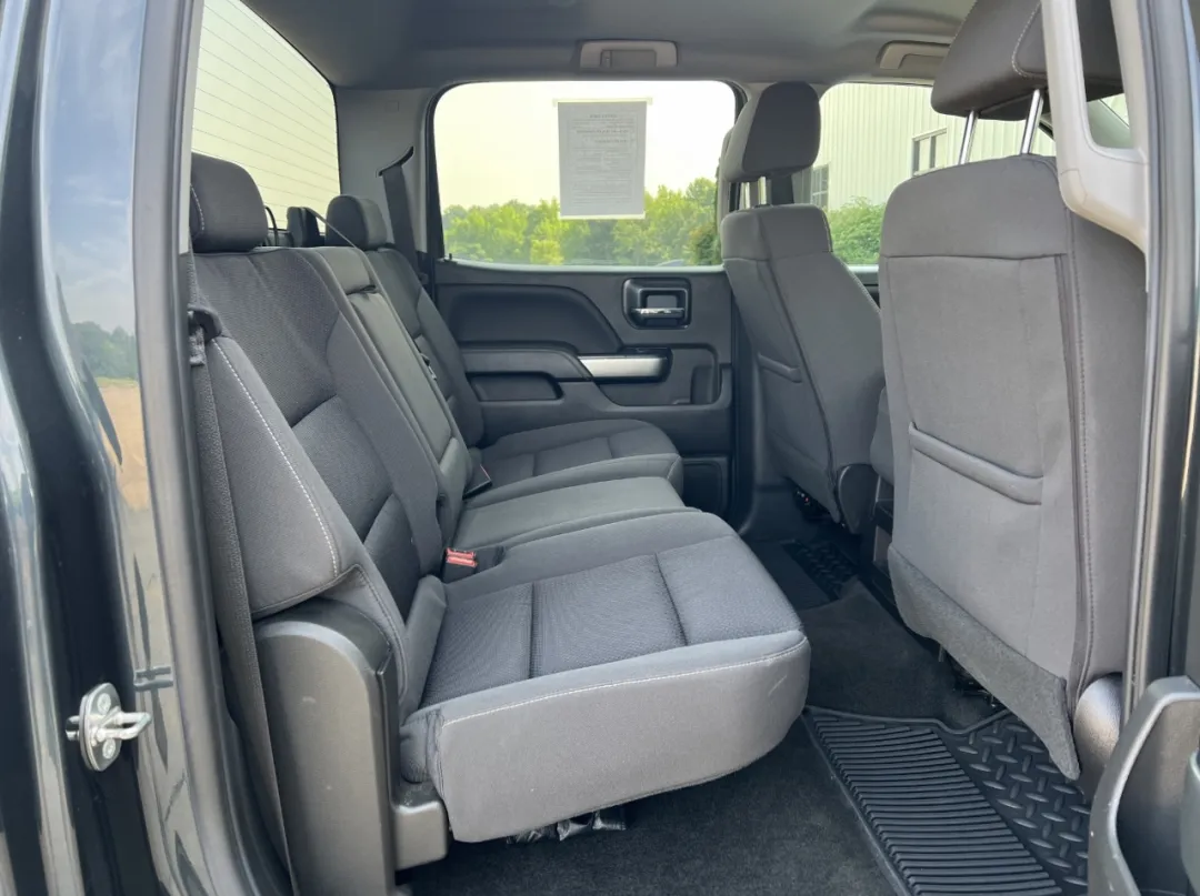 2018 Chevrolet Silverado 1500 - 3GCUKREC6JG295475 - Image #19