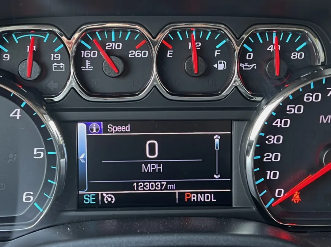 2018 Chevrolet Silverado 1500 - 3GCUKREC6JG295475 - Image #23