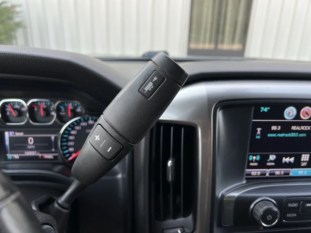 2018 Chevrolet Silverado 1500 - 3GCUKREC6JG295475 - Image #25