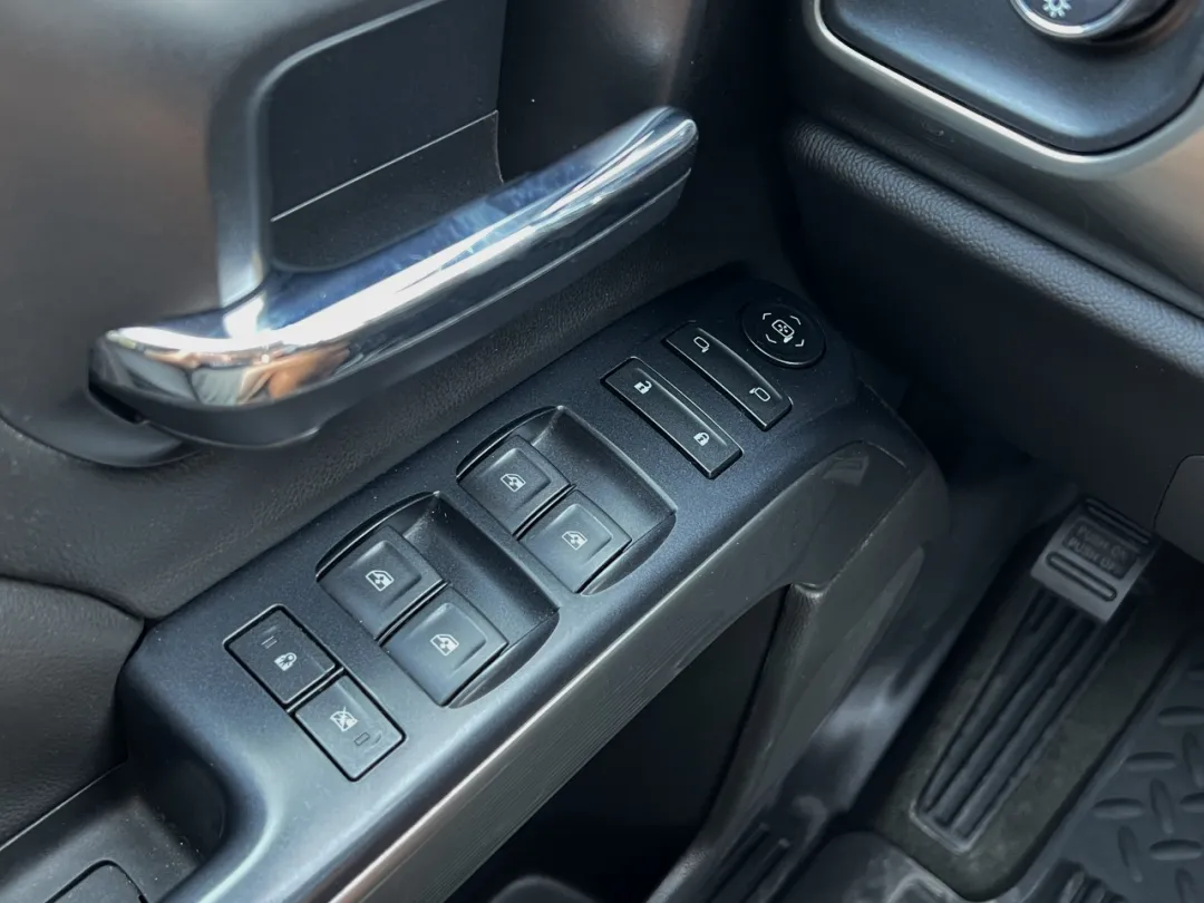 2018 Chevrolet Silverado 1500 - 3GCUKREC6JG295475 - Image #29