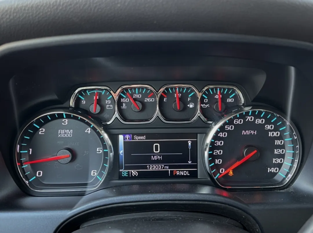 2018 Chevrolet Silverado 1500 - 3GCUKREC6JG295475 - Image #3