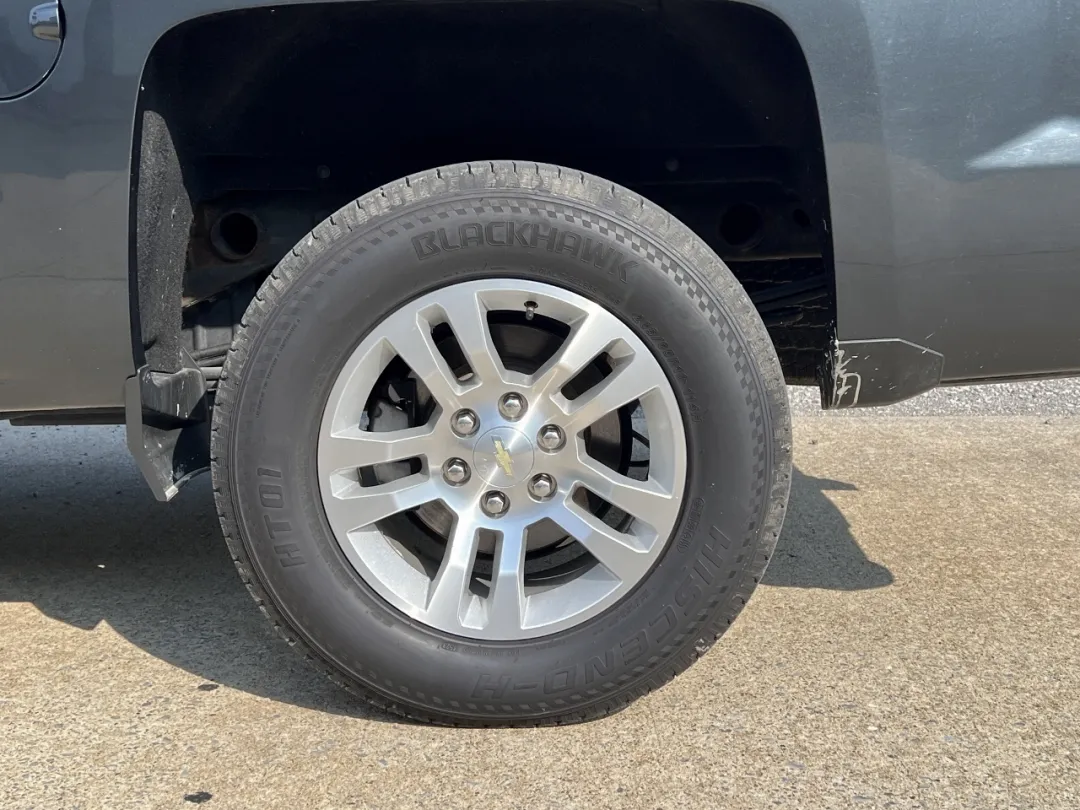 2018 Chevrolet Silverado 1500 - 3GCUKREC6JG295475 - Image #35
