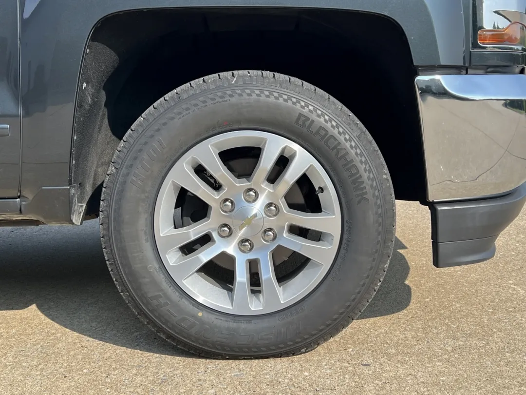 2018 Chevrolet Silverado 1500 - 3GCUKREC6JG295475 - Image #37