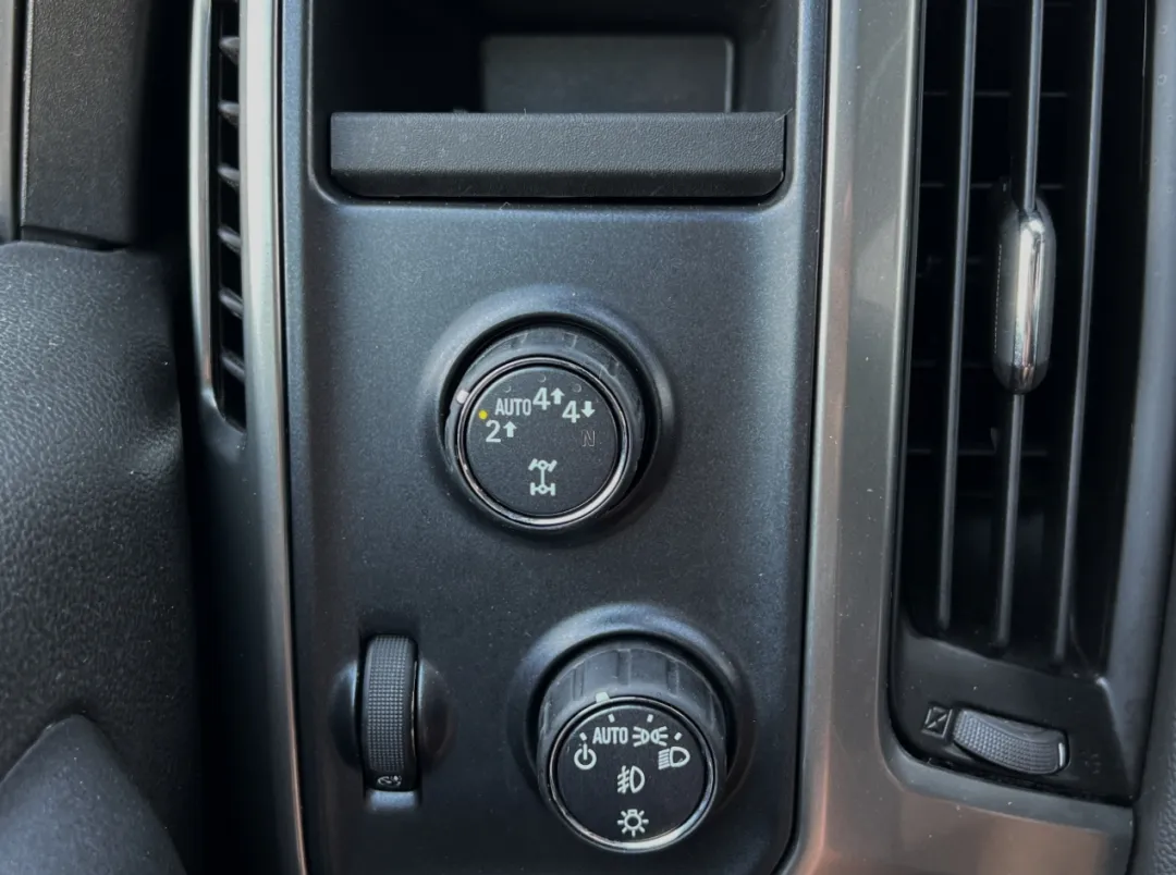 2018 Chevrolet Silverado 1500 - 3GCUKREC6JG295475 - Image #4