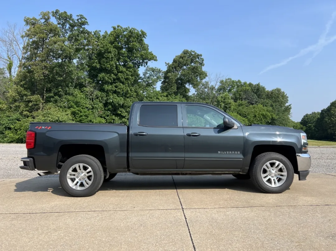 2018 Chevrolet Silverado 1500 - 3GCUKREC6JG295475 - Image #9
