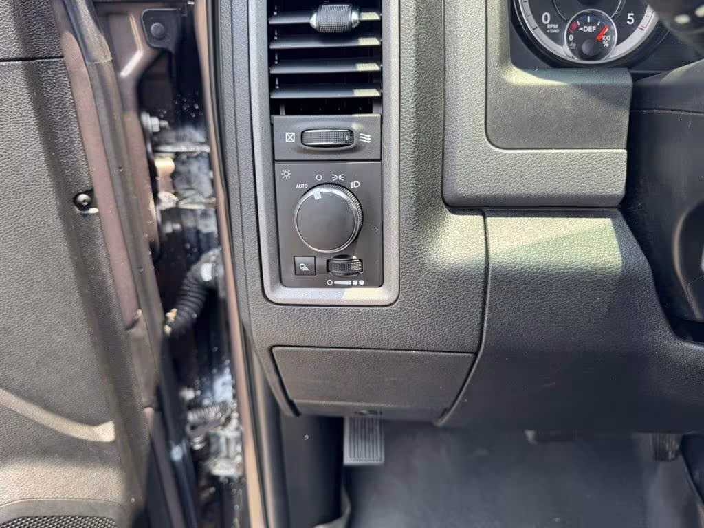2018 Ram 1500 - 1C6RR7KM3JS262419 - Image #17