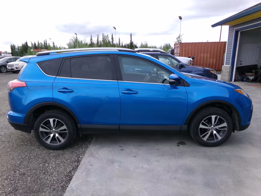 2018 Toyota RAV4 - 2T3RFREV1JW720693 - Image #3