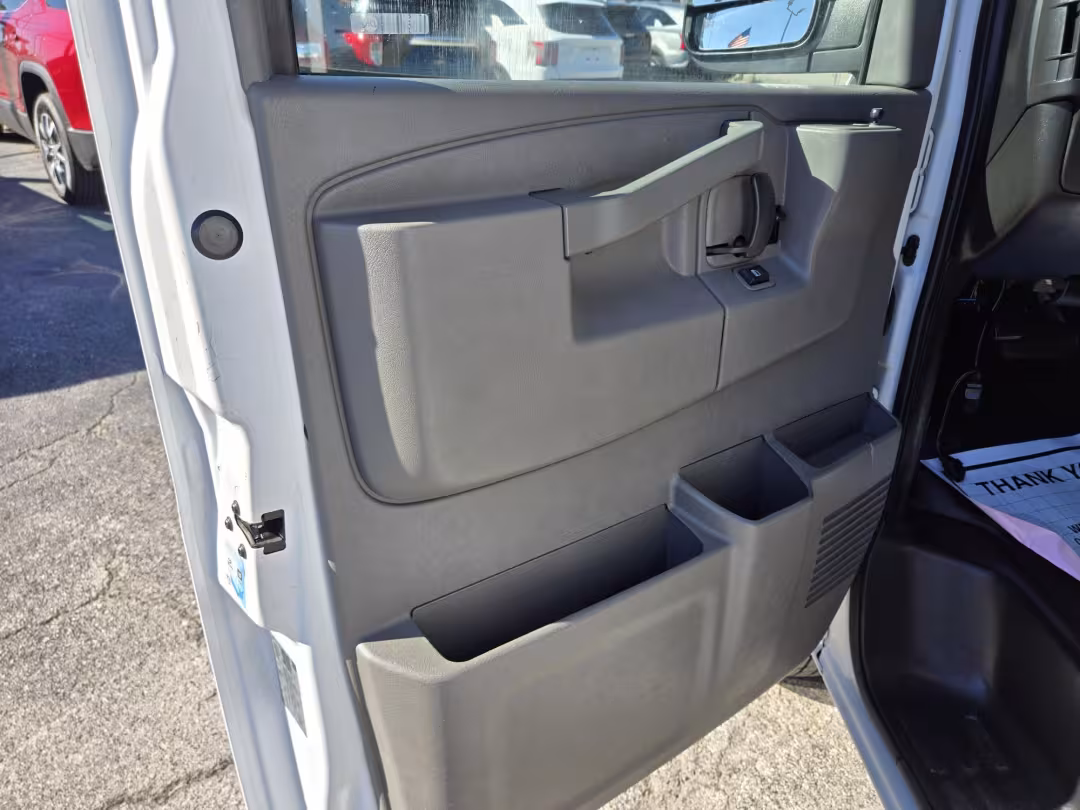 2019 Chevrolet Express - 1GCWGAFG9K1225238 - Image #8
