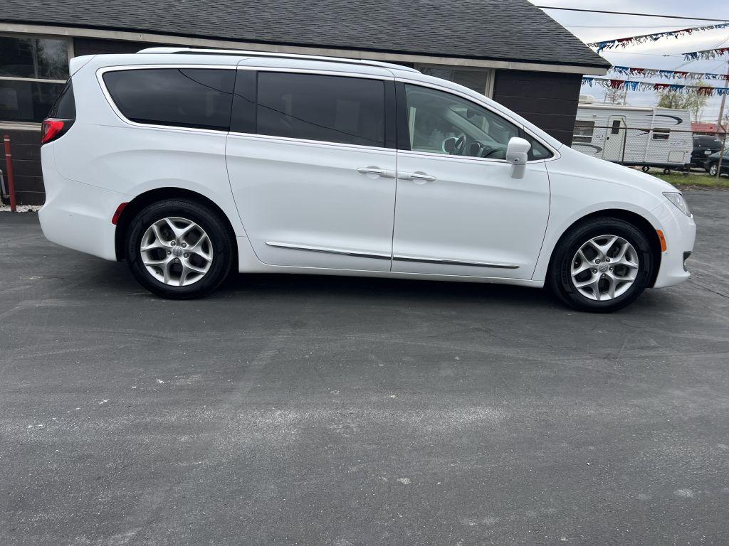 2019 Chrysler Pacifica - 2C4RC1EG0KR525319 - Image #1