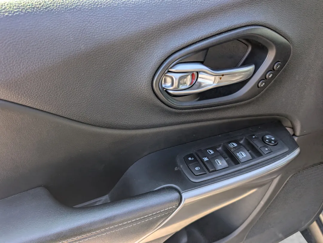 2019 Jeep Cherokee - 1C4PJLDB2KD428219 - Image #10