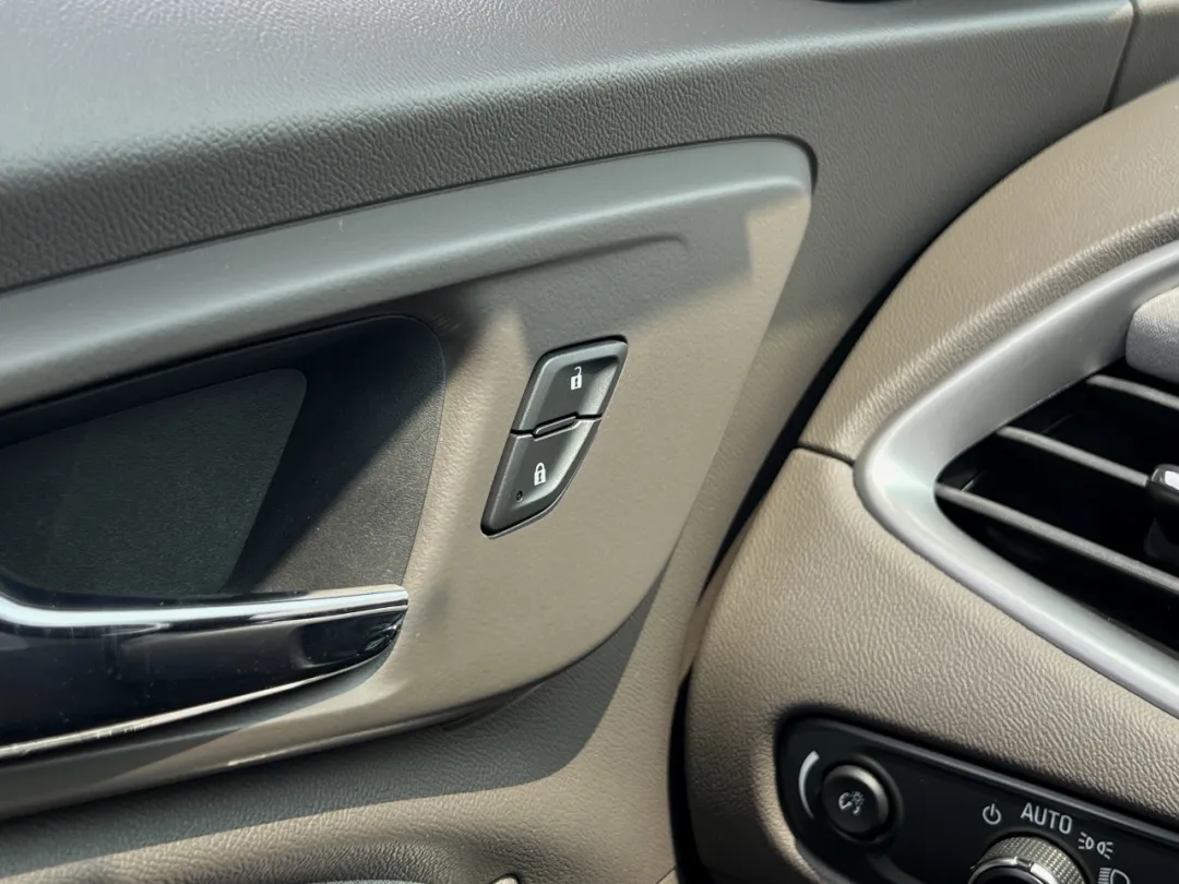 2020 Chevrolet Malibu - 1G1ZC5ST6LF000954 - Image #29