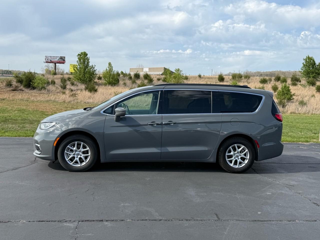 2022 Chrysler Pacifica - 2C4RC1BG6NR138640 - Image #2