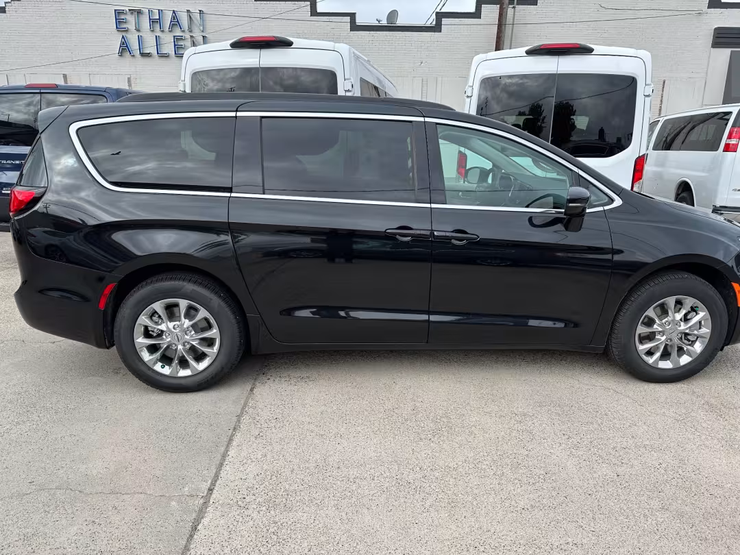 2022 Chrysler Pacifica - 2C4RC3BG5NR201240 - Image #1