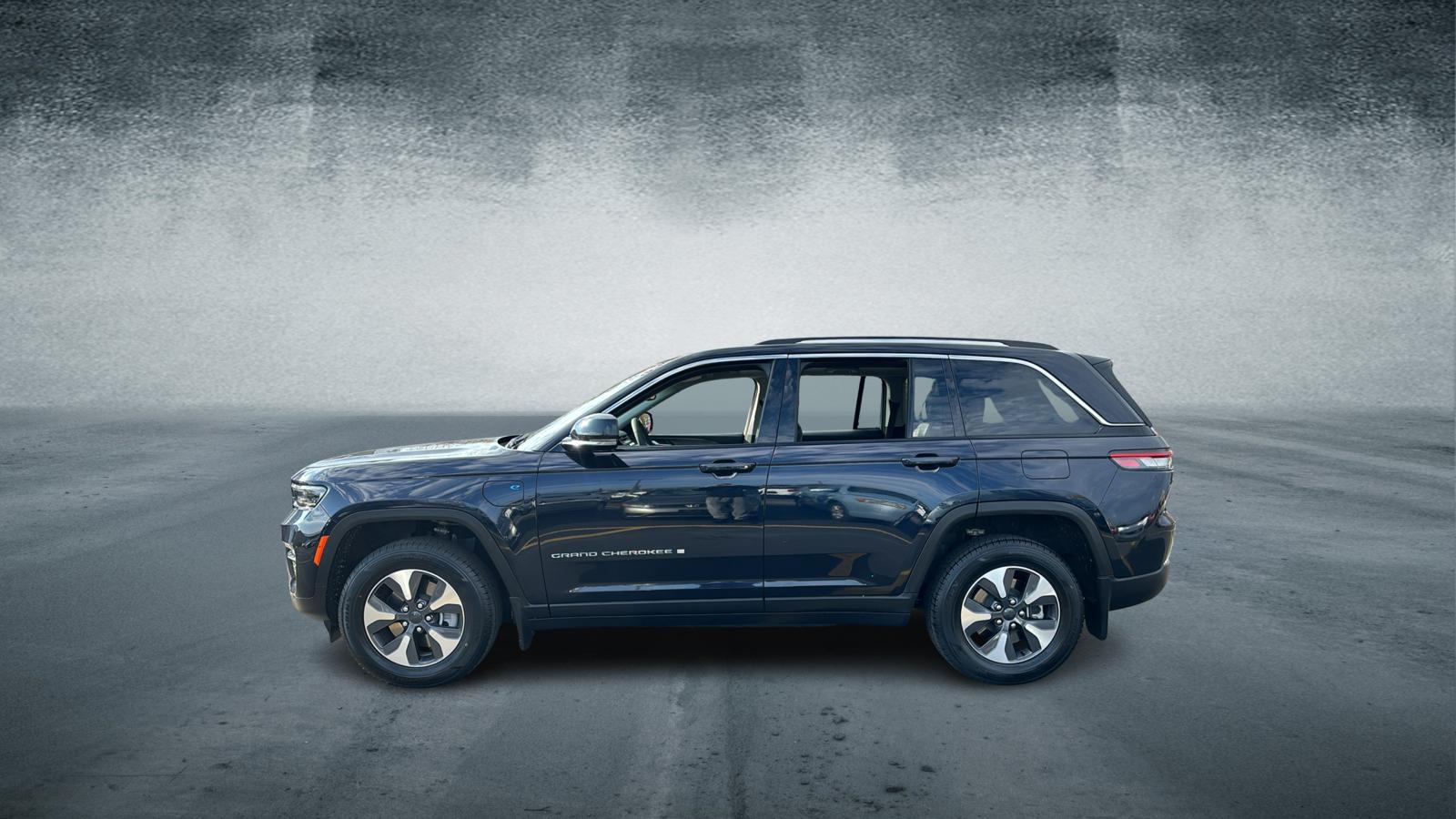 2022 Jeep Grand Cherokee 4xe - 1C4RJYB66N8749222 - Image #2