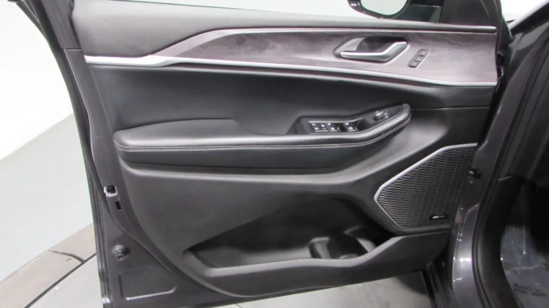 2022 Jeep Grand Cherokee L - 1C4RJKBG8N8526329 - Image #11