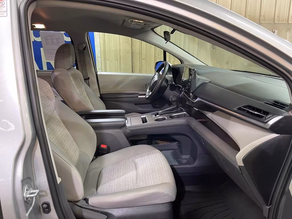 2022 Toyota Sienna - 5TDKRKEC9NS116685 - Image #3
