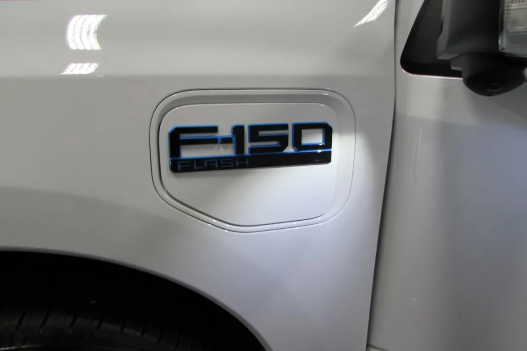 2025 Ford F-150 Lightning - 1FT6W3L76SWG01903 - Image #10