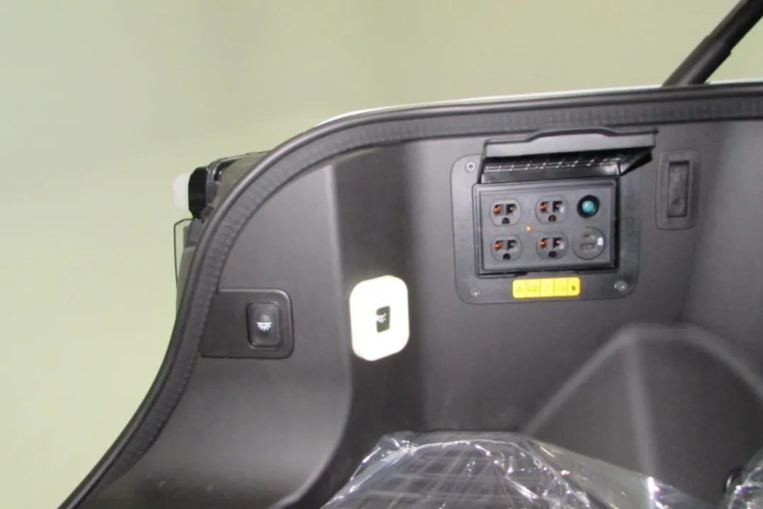 2025 Ford F-150 Lightning - 1FT6W3L76SWG01903 - Image #9